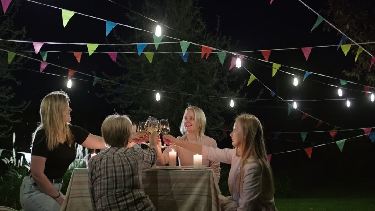 Cena familiar en el jardín por la noche