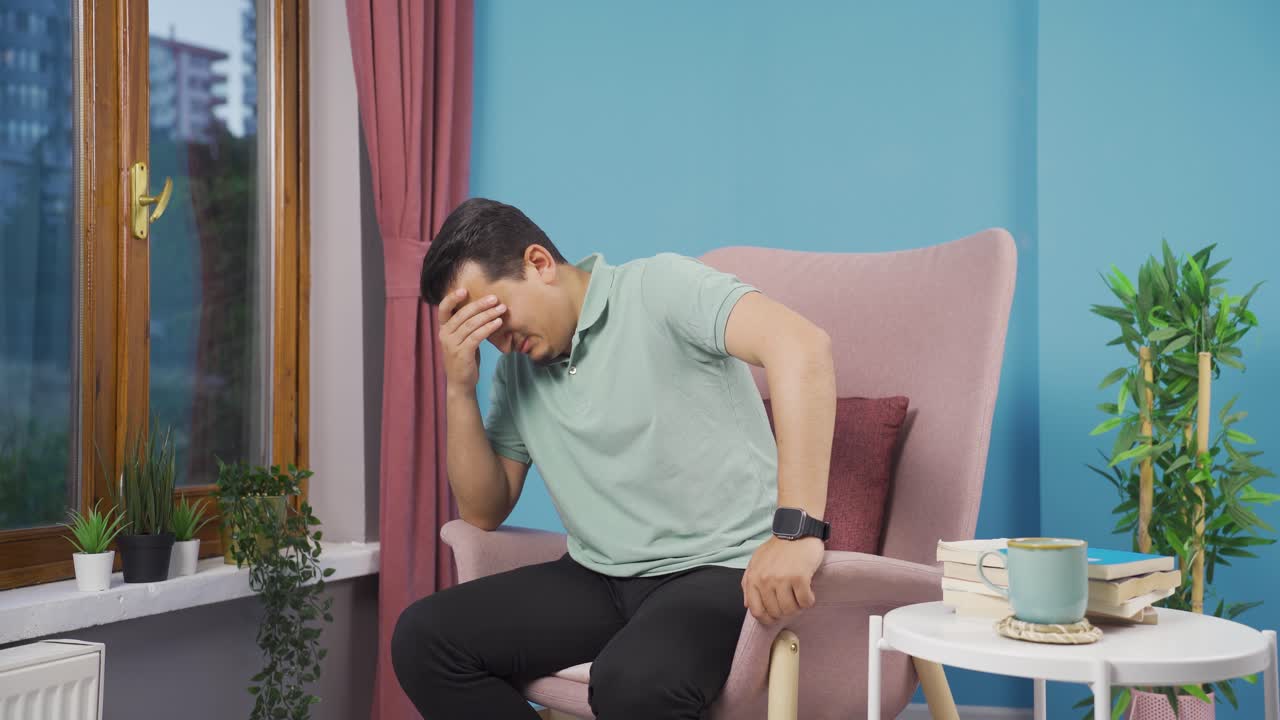 슬픈 남자가 울고 있어