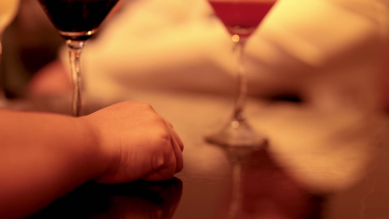 음료와 함께 테이블을 가로질러 손을 만져