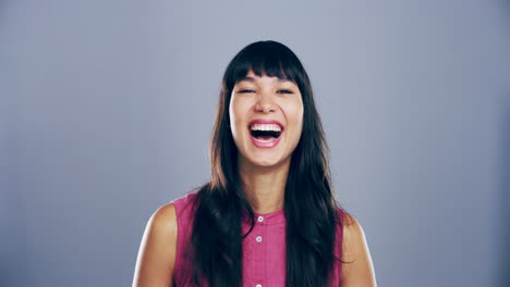 una mujer feliz sonriendo.