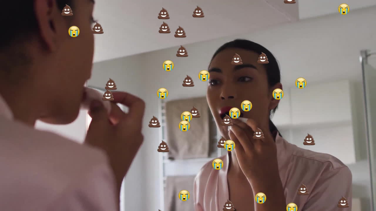 animación de iconos emoji sobre una mujer biracial aplicando lápiz labial