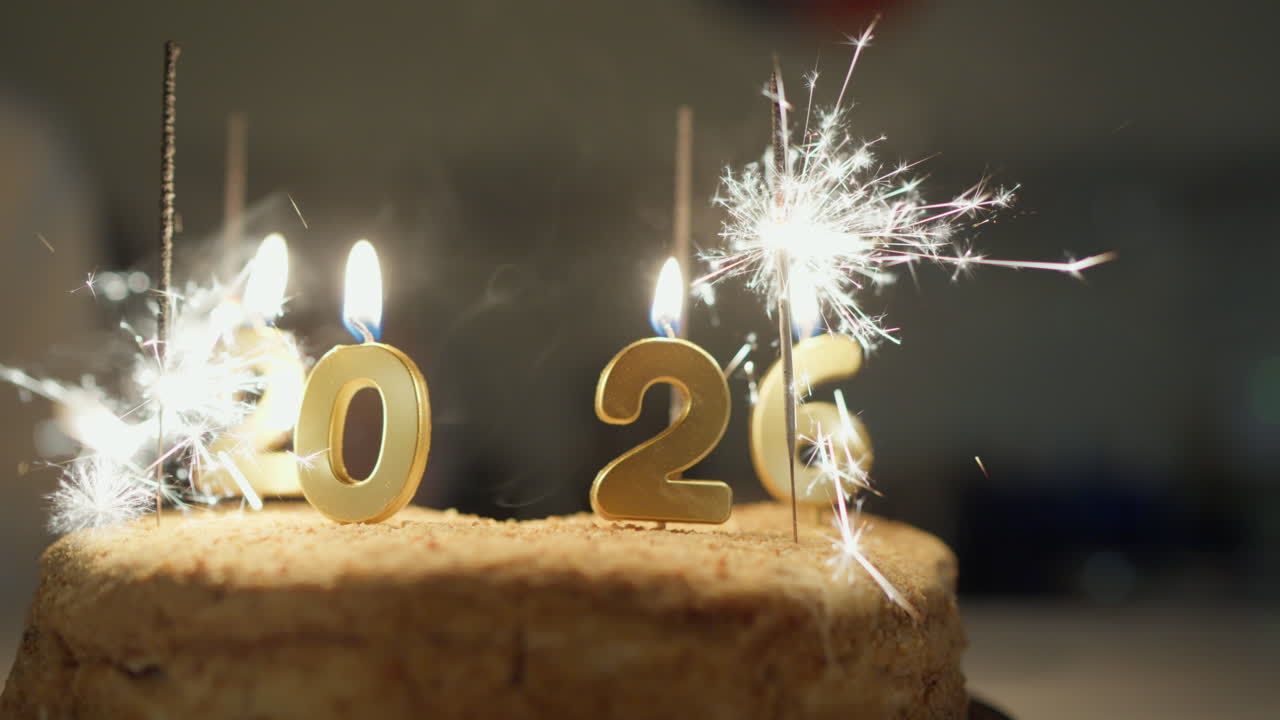 Torta celebrativa con 2026 candeline e stelline.