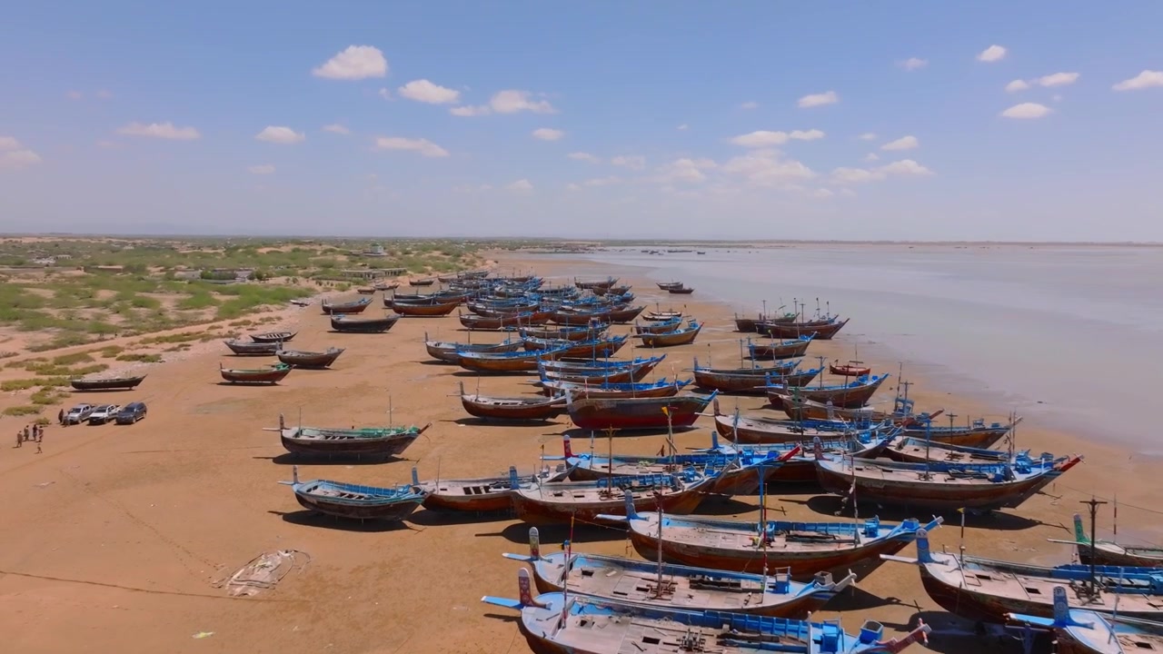 Pemandangan udara Pantai Damb di Balochistan menunjukkan perahu nelayan yang terdampar berjejer di sepanjang garis pantai yang gersang