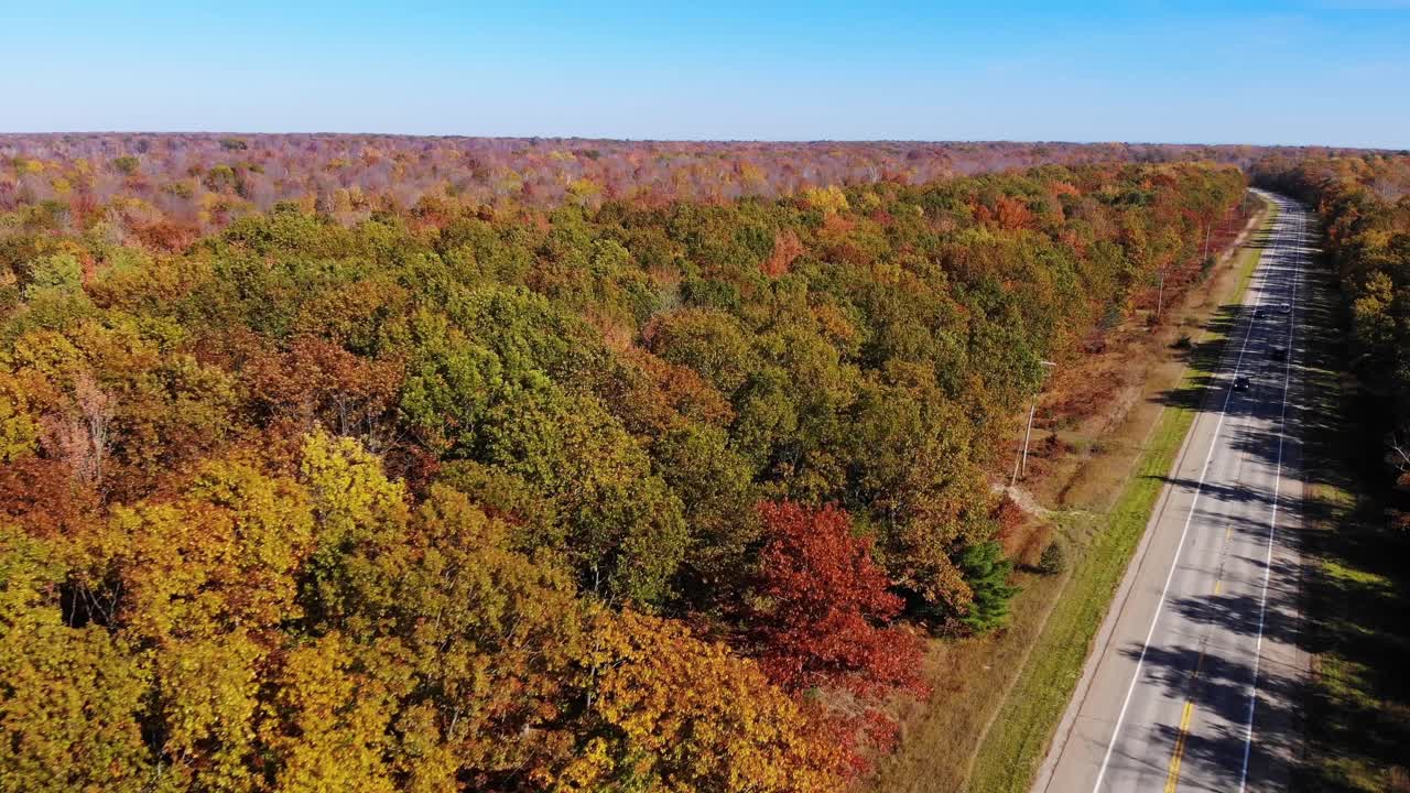 una vista aérea del follaje de otoño en michigan