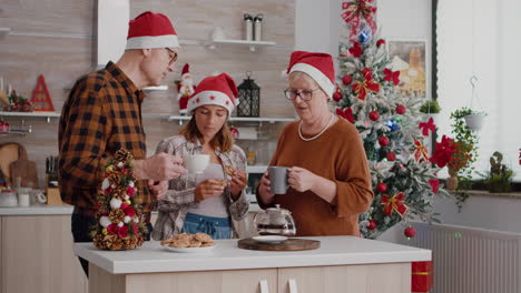 familia feliz con el sombrero de papá noel celebrando el día de navidad vacaciones comiendo galletas de chocolate horneadas