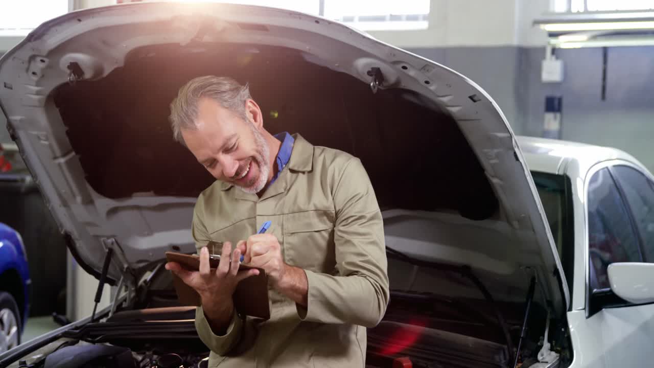 mecánico preparando una lista de verificación