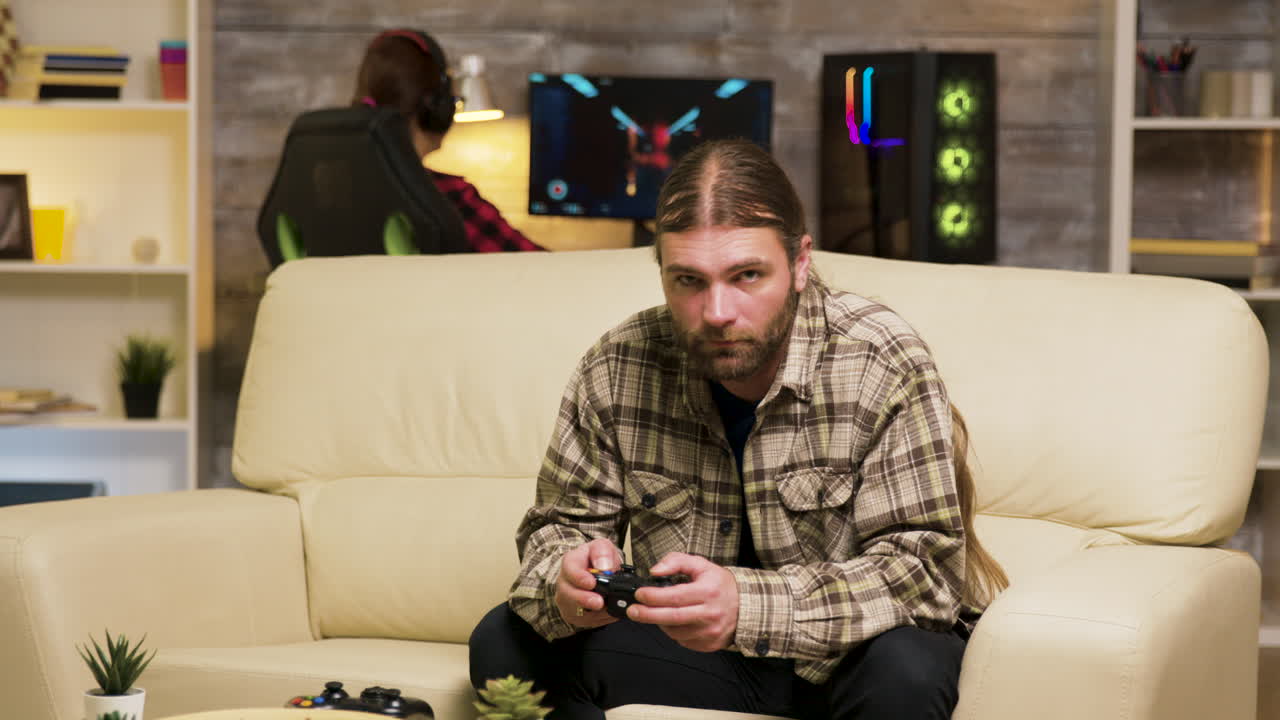 Uomo che gioca ai videogiochi su console in soggiorno