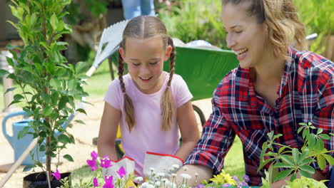 madre e hija jardinería juntos