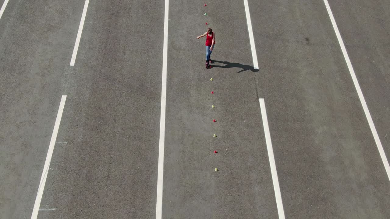 롤러스케이팅, 슬라롬, 여성은 롤러 스케이트, 크리스 크로스, 공중 뷰, 4k, 10비트, 프로레스에서 코너를 돌아다닙니다.