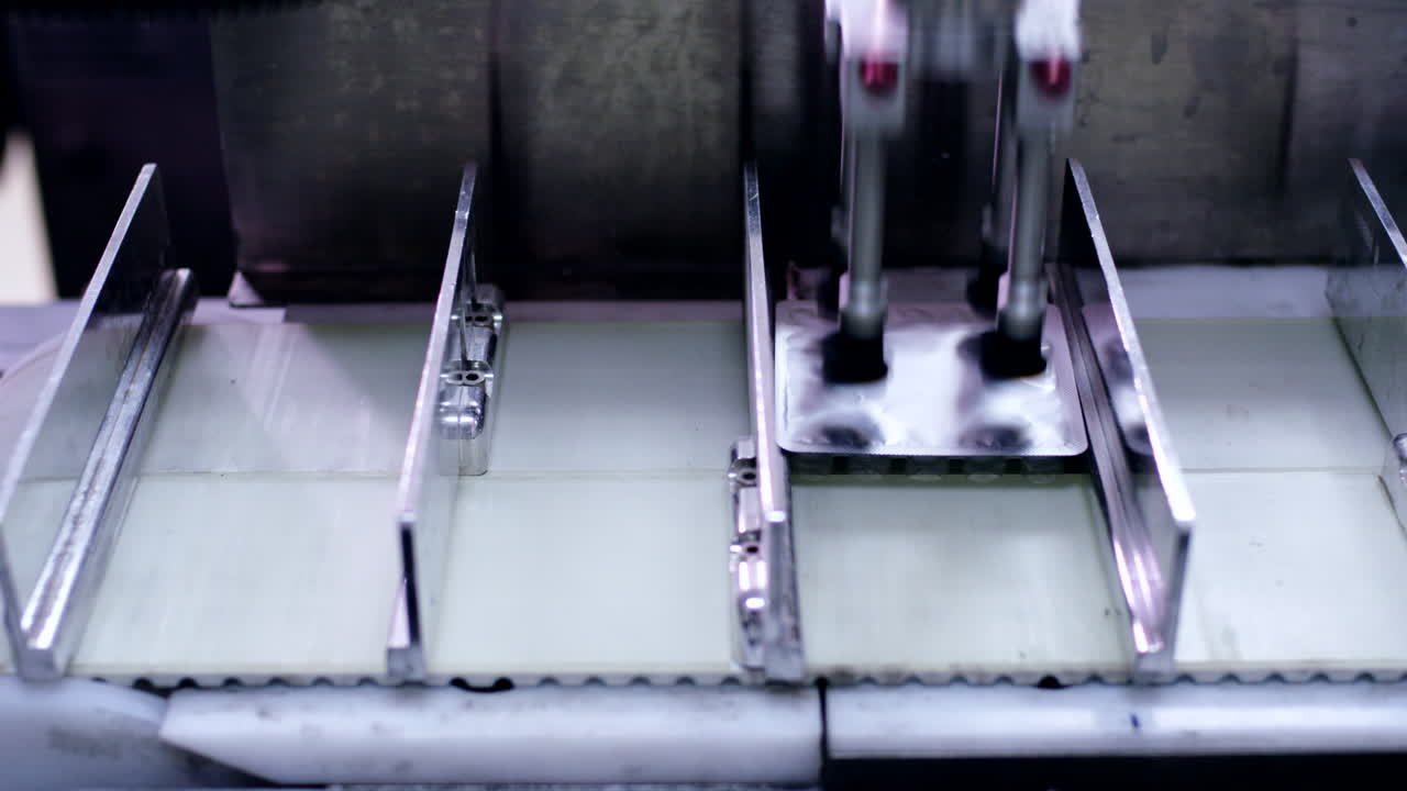 의약품 공장에서 컨베이어 라인에 있는 의료 제품 패키지