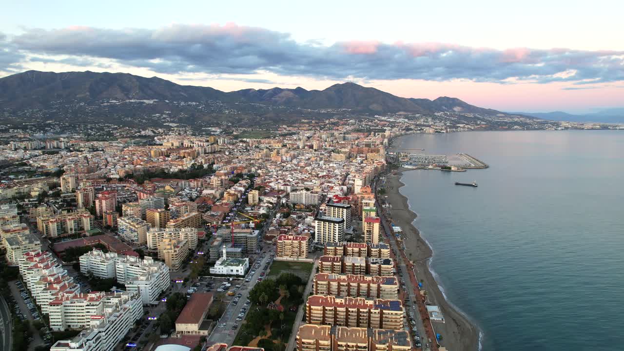 Dolly aereo panoramico sulle colline di Fuengirola, spiaggia spagnola.