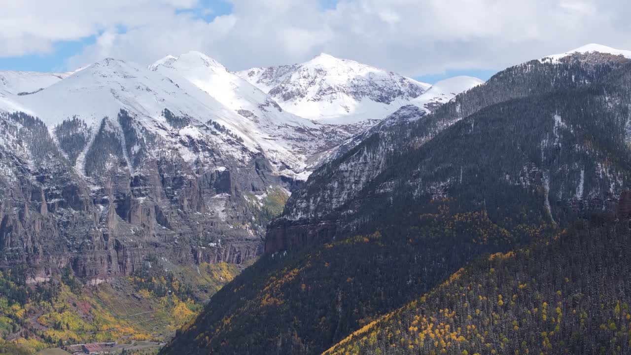 Paesaggio montano mozzafiato delle Montagne Rocciose del Colorado, Telluride