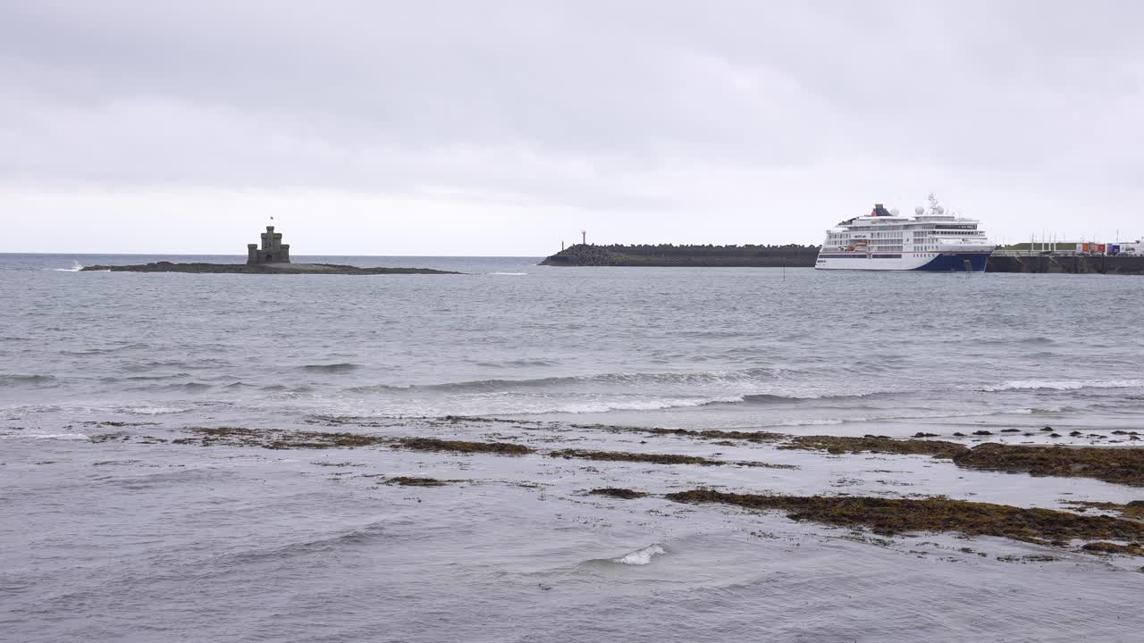 isla de santa maría con torre de refugio y crucero en la bahía de douglas, isla de man