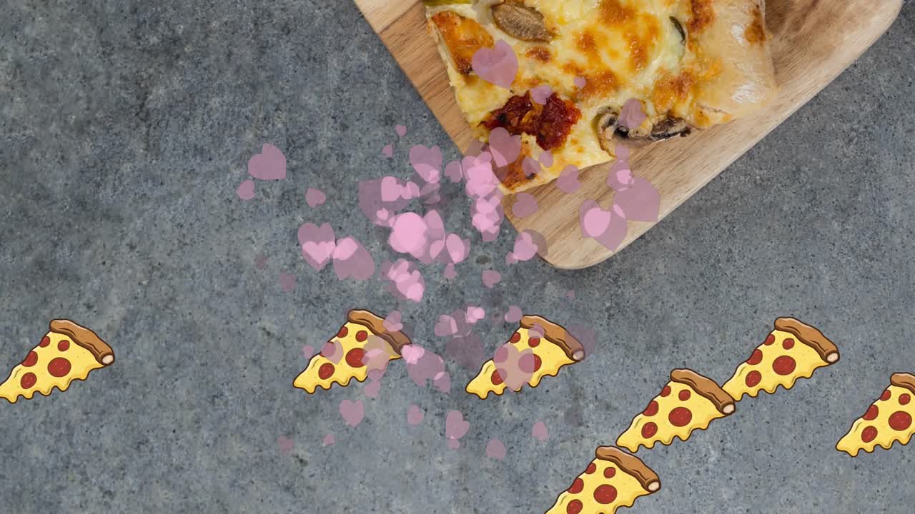 나무 트레이에 있는 피자의 클로즈업에 대해 여러 개의 분홍색 심장과 피자 슬라이스 아이콘이 있습니다.