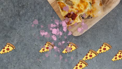 múltiples iconos de corazón rosa y rebanada de pizza contra el primer plano de la pizza en una bandeja de madera