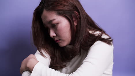 보라색 배경-8에 혼자 슬픈 우울증 감정의 문제를 가진 여자 초상화