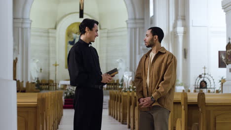 dos hombres hablando en el interior