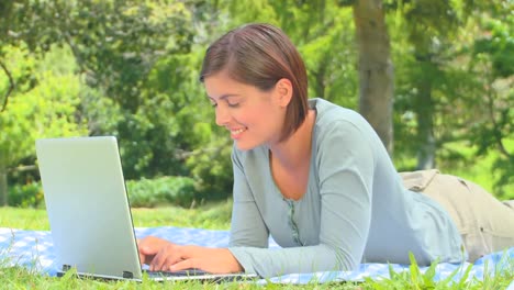 Mujer-Joven-Charlando-En-Su-Computadora-Portátil