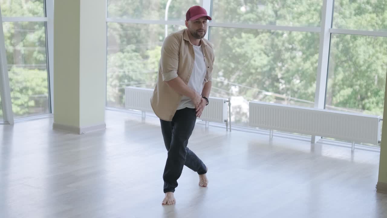 hombre bailando breakdance en un estudio moderno
