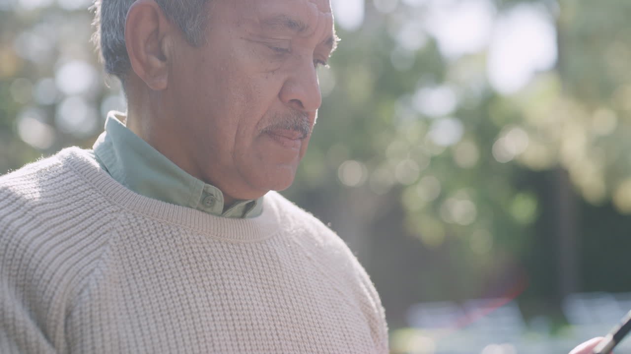 미소 짓고 서 있는 고령자