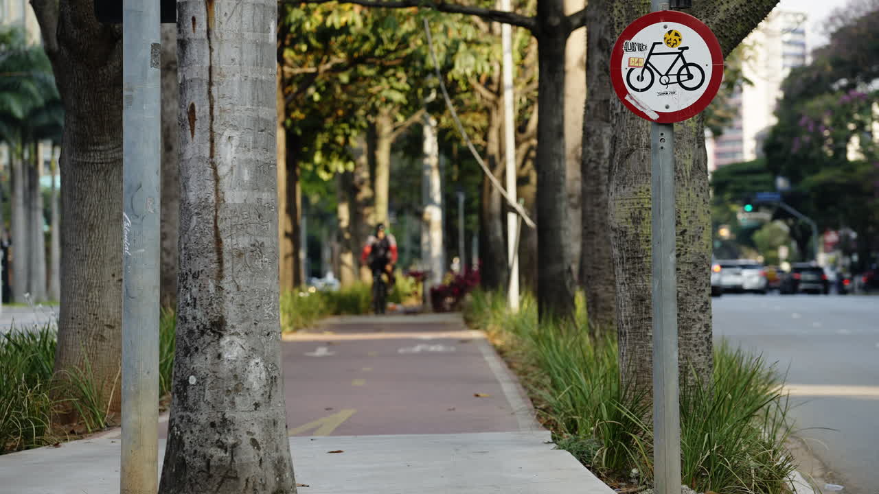 대도시의 번화한 거리 중심에 있는 자전거 도로에서 자전거를 타는 사람들