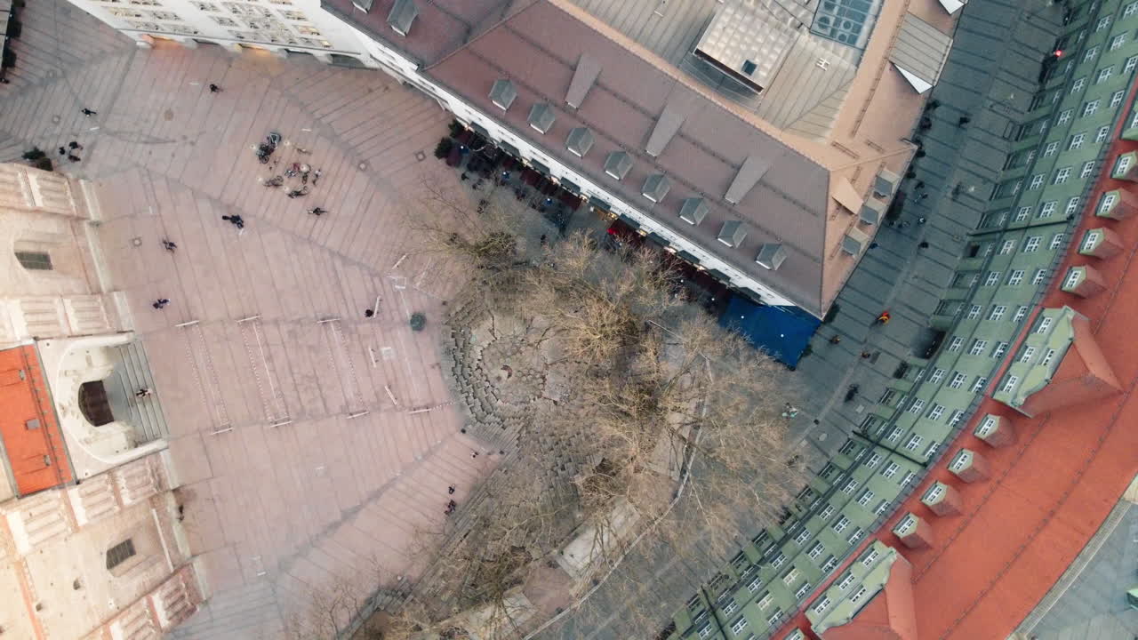 revelando una imagen aérea de la maravilla arquitectónica de la fraunkirche de múnich, mostrando sus dos torres altísimas con una grandeza impresionante