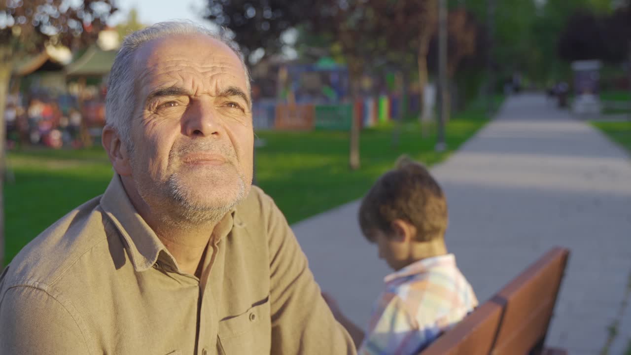 un anciano jubilado tomando el sol.