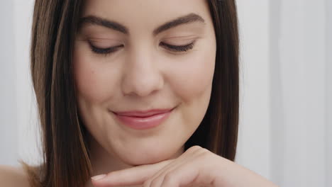 retrato de belleza de cerca hermosa mujer caucásica disfrutando de una piel suave y saludable sonriendo confiada mujer atractiva con una tez suave y sin defectos que se ve perfecta en un fondo blanco
