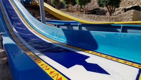 niño en el tobogán acuático en el parque acuático. vacaciones de verano.