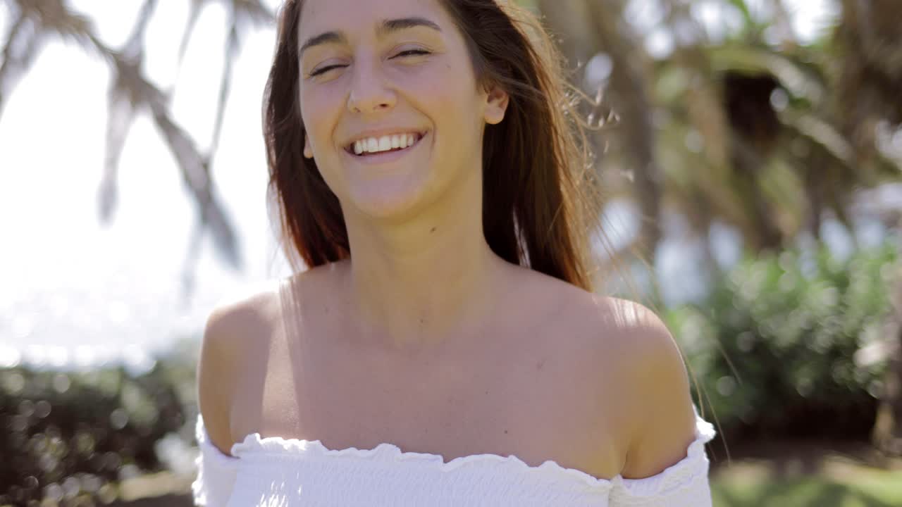 encantadora chica feliz posando en la cámara