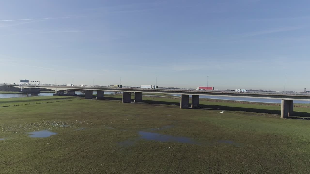 들판 사이에 있는 고속도로 교량의 드론 샷 이동