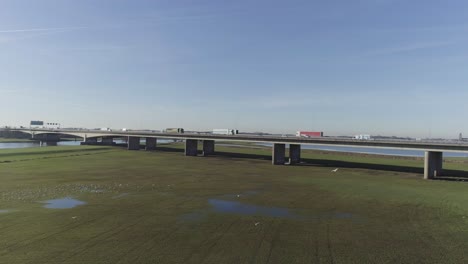 tiro de drone en movimiento del puente de la carretera entre campos