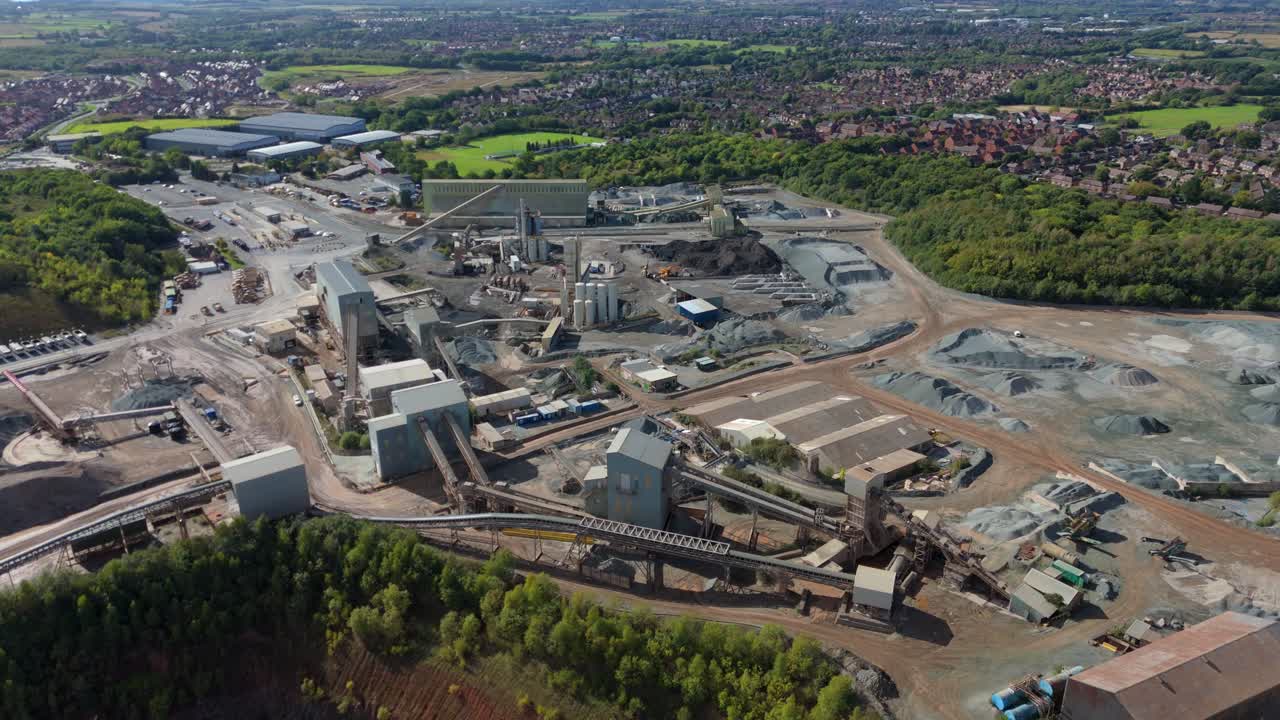 Vídeo aéreo de una cantera en Coalville (Inglaterra) que muestra la extracción de recursos minerales y la infraestructura de grava