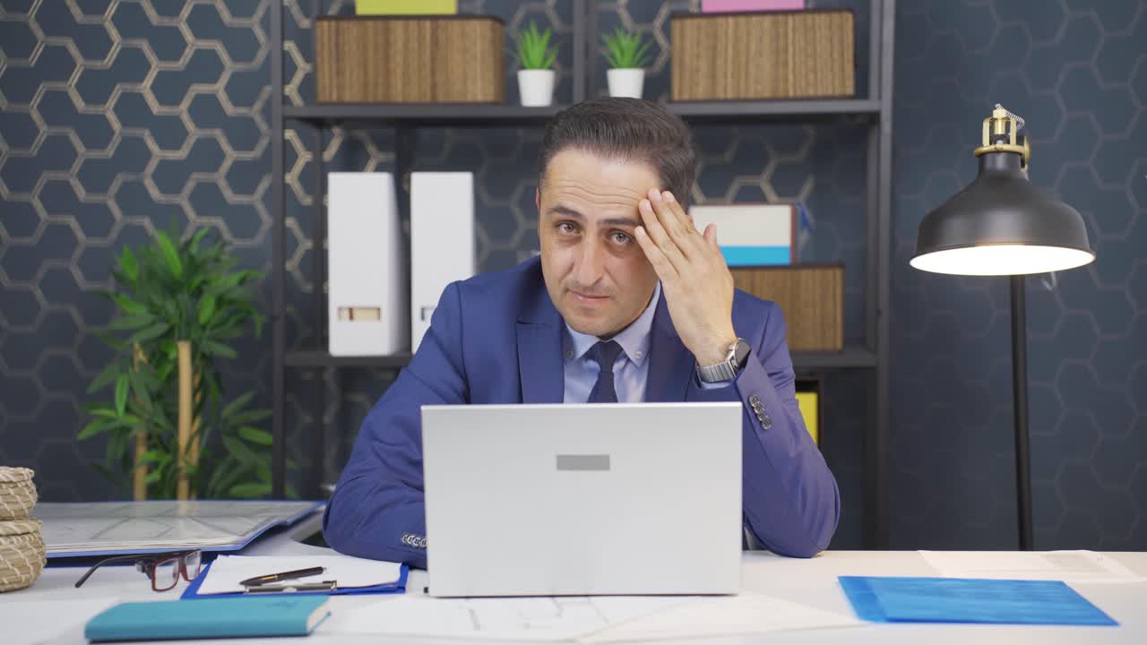 hombre de negocios bien arreglado y sonriente y positivo mirando a la cámara.