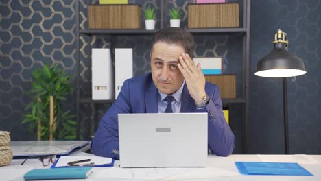 hombre de negocios bien arreglado y sonriente y positivo mirando a la cámara.