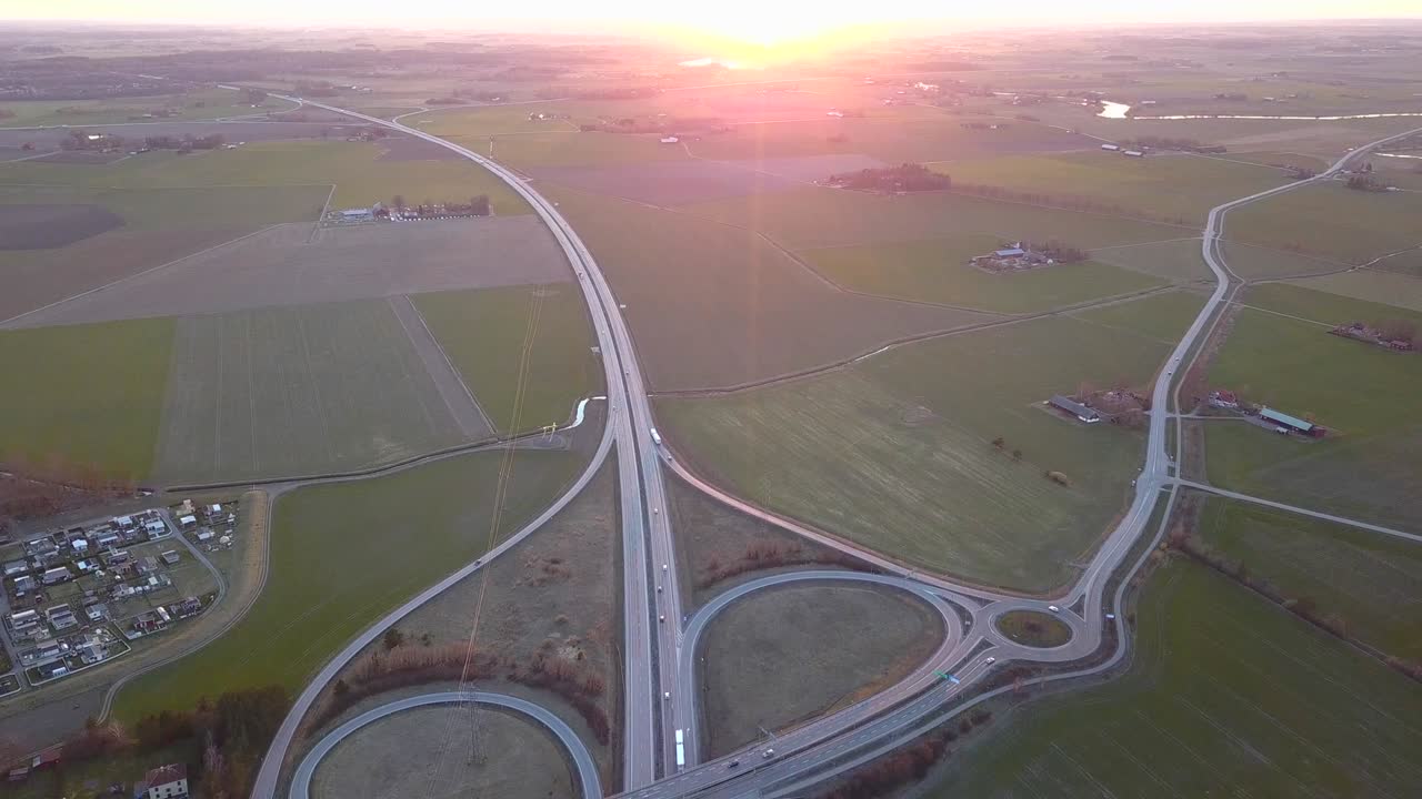 이동하는 교통 차량과 함께 고속도로 교차로의 공중 사진