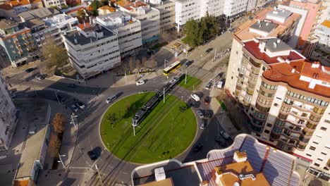 Tranvía-Y-Tráfico-Por-Carretera-En-Una-Rotonda-En-Almada,-Portugal