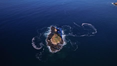 vista superior de las pequeñas islas frente a la costa de guanacaste en costa rica