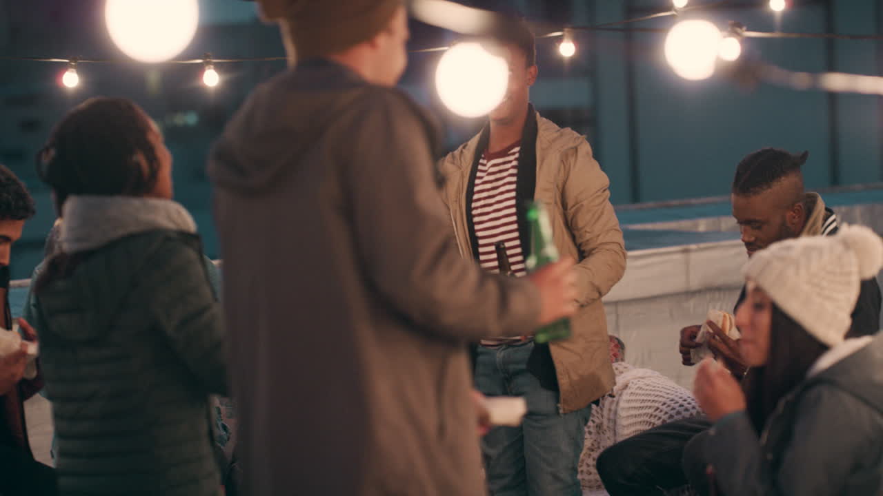 다양한 옥상 파티 친구들이 어울려서 채팅하고 재미있게 어울려서 밤에 행복한 재결합 모임을 즐기고