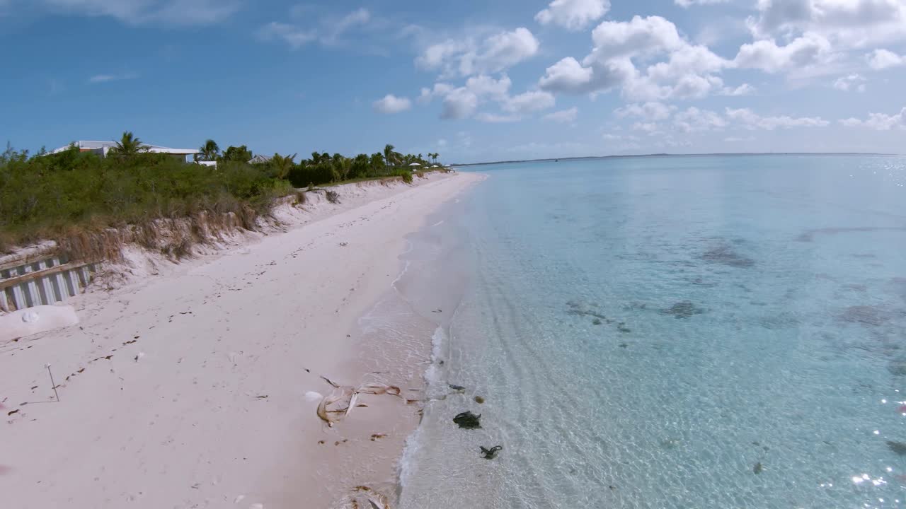 Bellissima ripresa aerea 4K FPV con drone di una spiaggia deserta sull'isola di Grand Turk