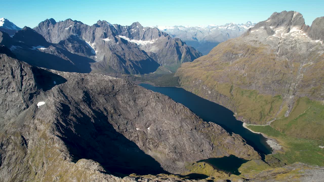 impresionante vista oh altos picos paisaje en el parque nacional de fiordland, nueva zelanda