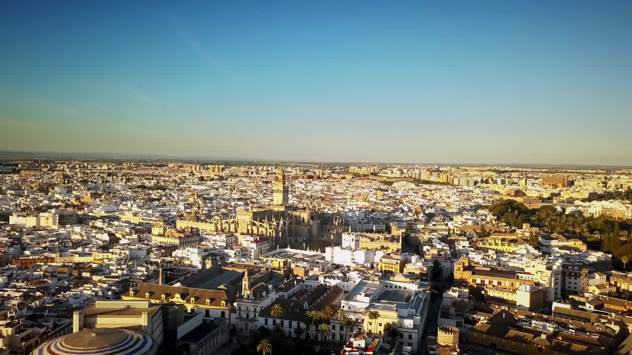 夕暮れ時、スペイン、セビリアのヒラルダの塔へ向かうドローンショット