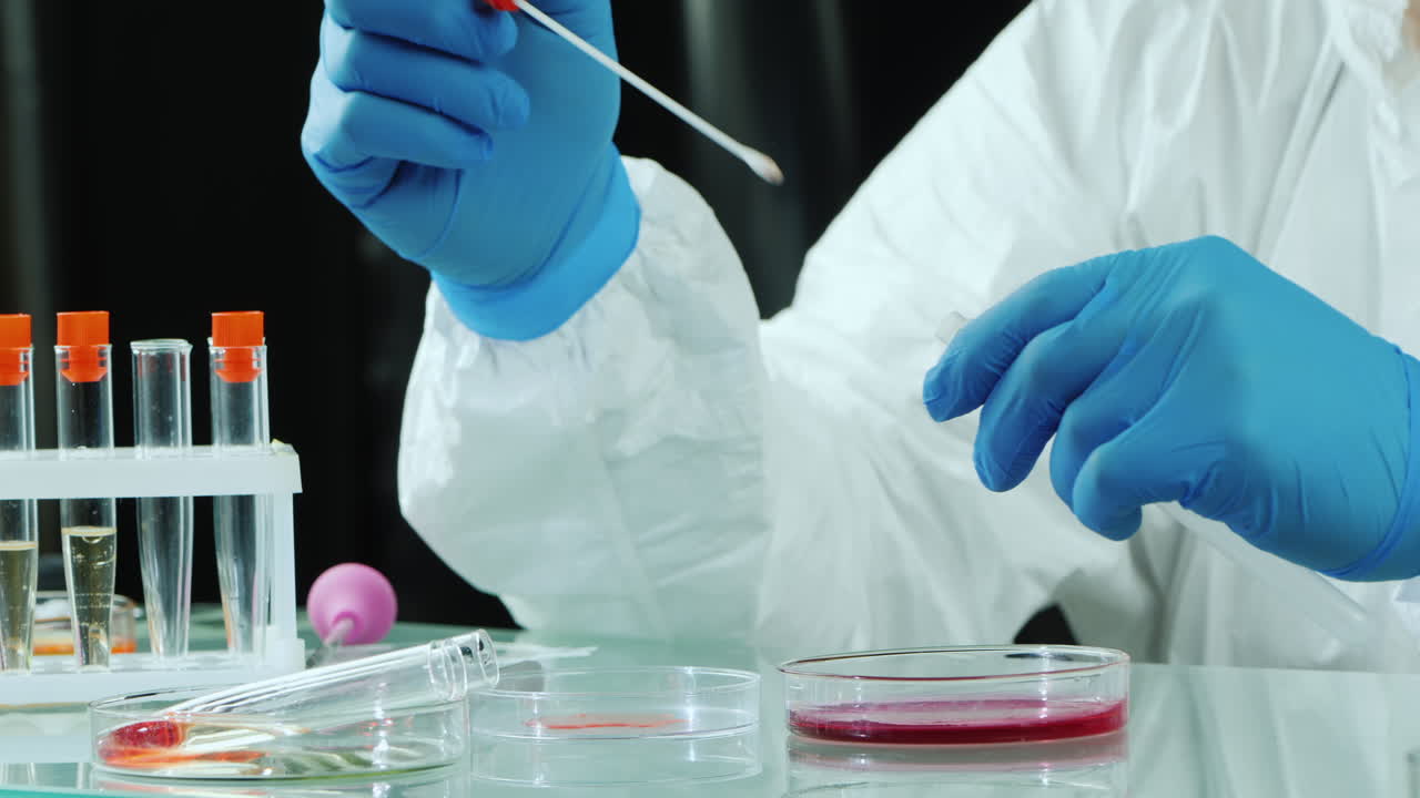 hombre haciendo un examen microbiológico de muestras en un laboratorio con una placa de petri 1