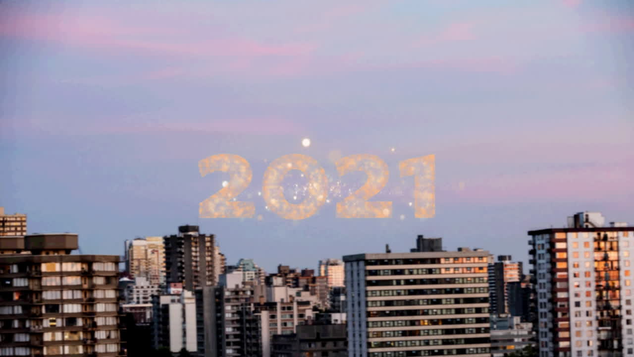 texto de 2021 sobre fuegos artificiales que estallan contra una vista aérea del paisaje urbano