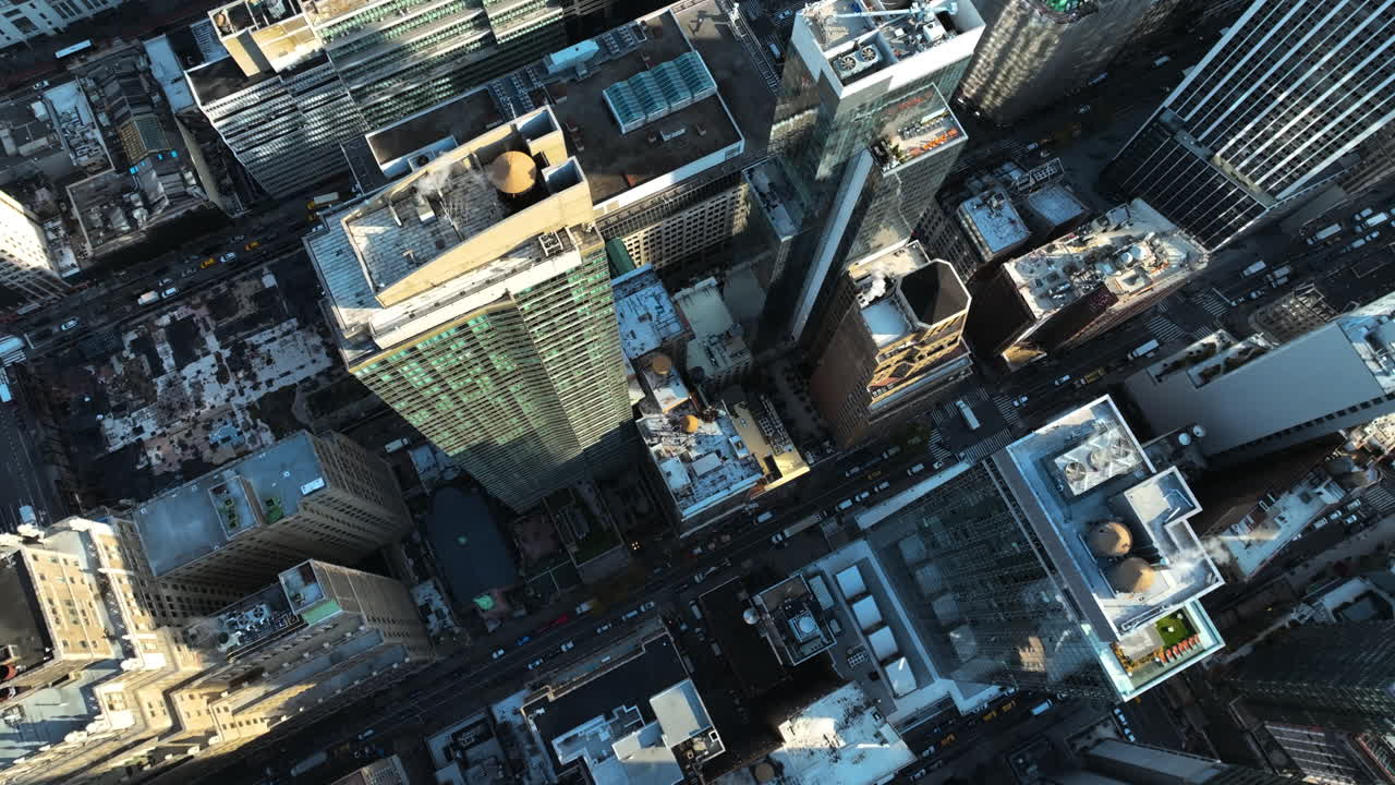 Drone inclinando-se sobre edifícios e ruas, em Midtown, Manhattan, Nova Iorque.