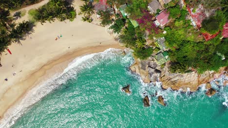 Tropischer-Strandhintergrund,-Weißer-Sandstrand,-Palmen-Und-Bungalows-Auf-Dem-Hügel