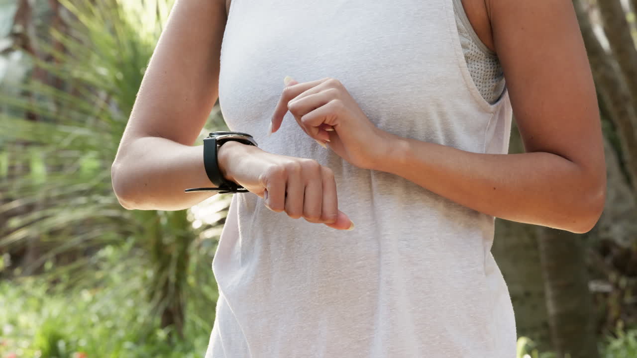 entrenamiento de corredores con reloj inteligente en la naturaleza