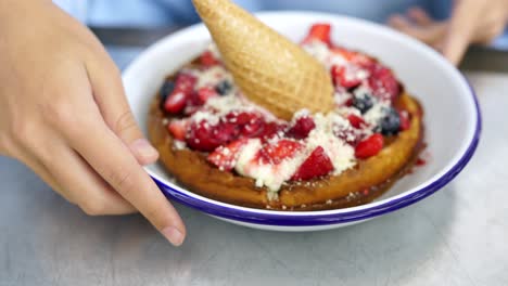 waffle con bayas y helado