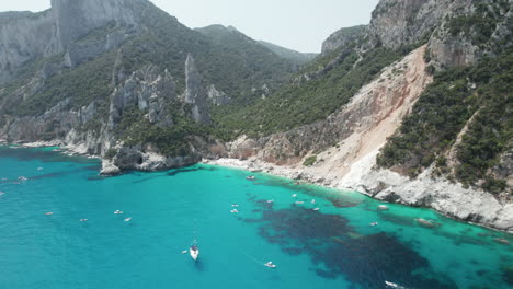 paisaje aéreo drone video del paraíso tropical playa turquesa y acantilados marinos en el mediterráneo, cala goloritz?