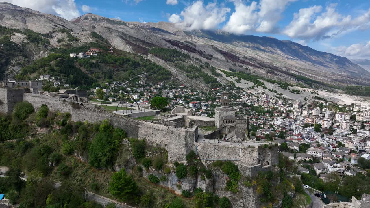 Impressionante vista aerea della Fortezza e della Città di Argirocastro in Albania.